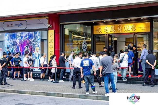 “黄金高达”亮相就受追捧，老凤祥年轻化战略大获成功