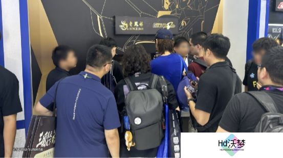 “黄金高达”亮相就受追捧，老凤祥年轻化战略大获成功