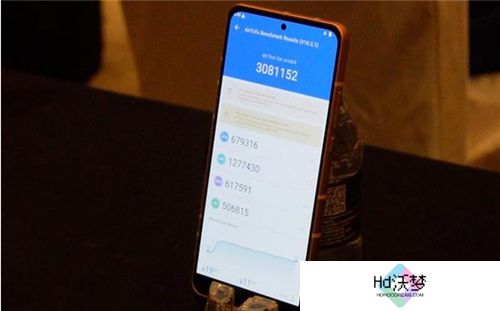大型手游“帧数拉满” 骁龙8至尊版游戏表现强悍