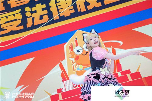 欣小萌空降CJ螃蟹游戏服务网展台热舞，开启CJ梦幻盛宴