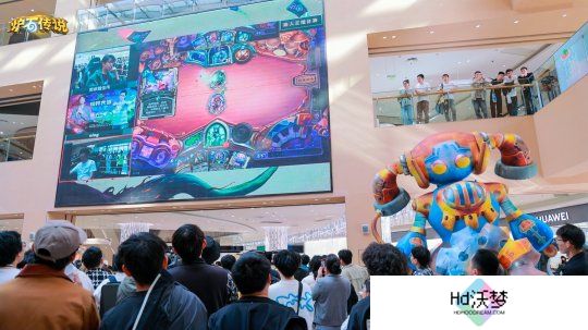 在2024年11月启动的炉石传说“路人王”活动现场玩家热情高涨